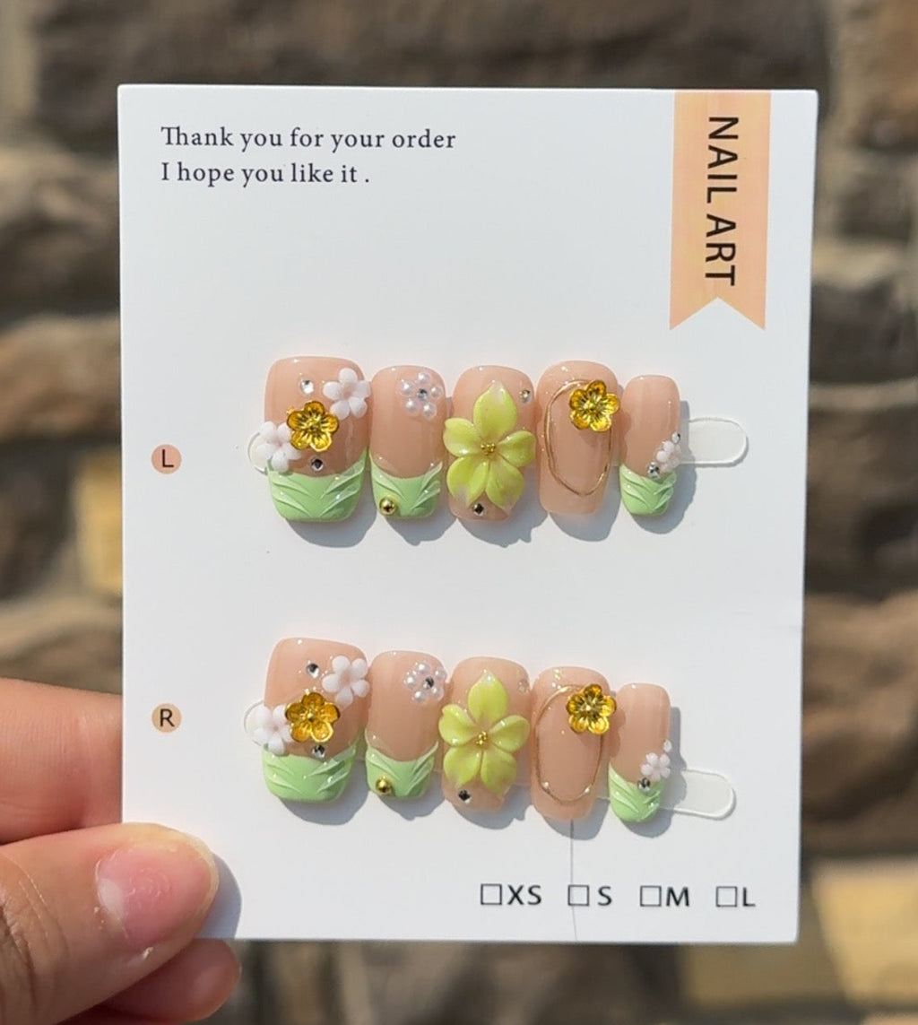 Daisy Short Nails